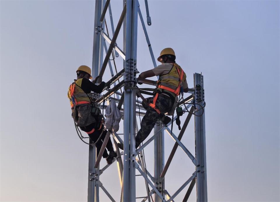 雄商高铁“四电”工程国庆建设忙，专业施工谱写铁路新篇章