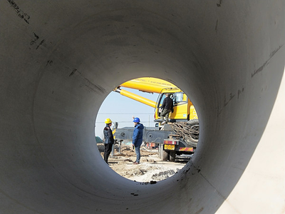 施工场旁的身影 供电员工现场蹲守，为电网安全筑牢防线